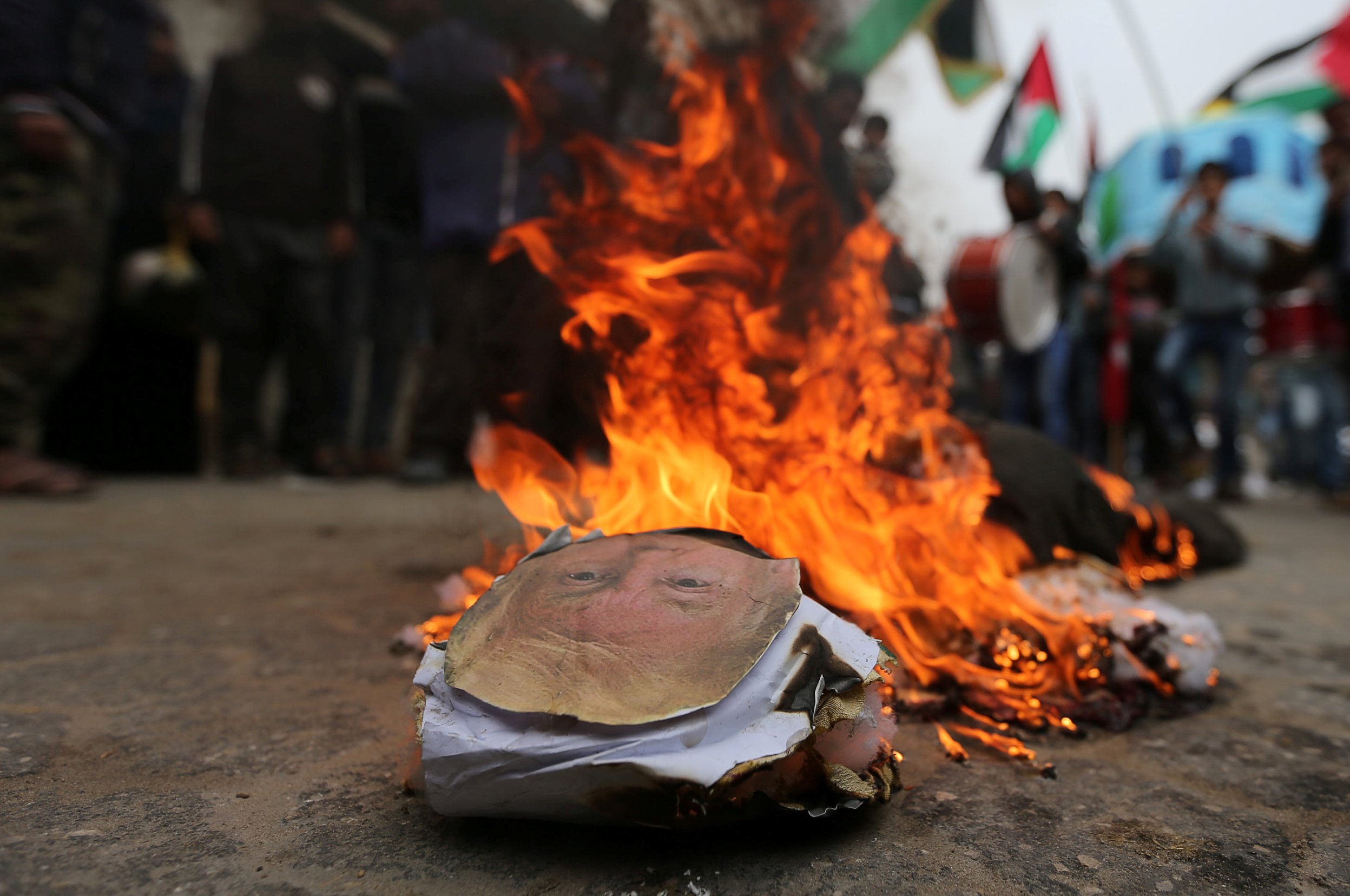 متظاهرون يحرقون دمية ترامب بقطاع غزة احتجاجا على تخفيض المساعدات