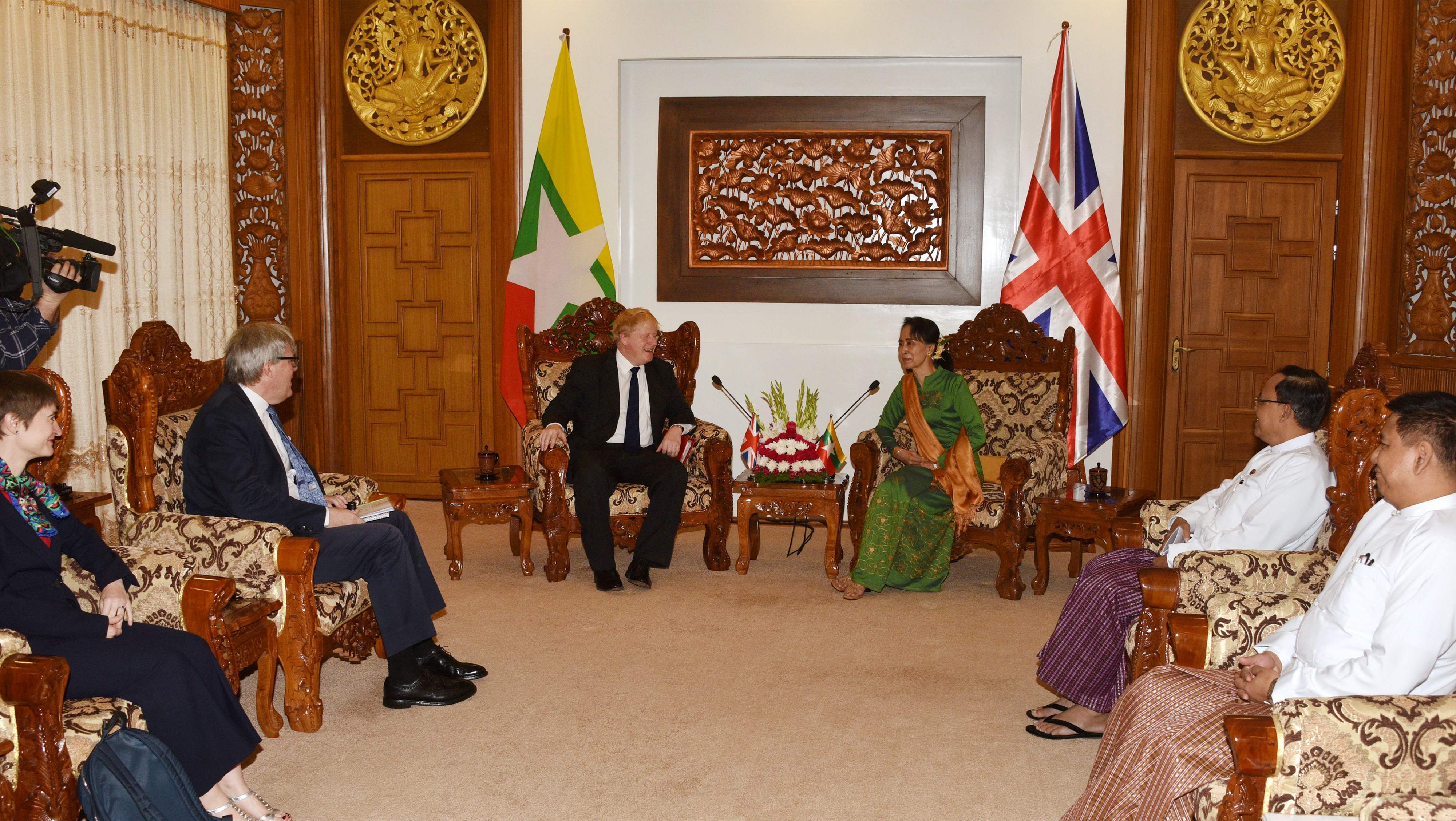 لقاء وزير الخارجية البريطانى وزعيمة بورما