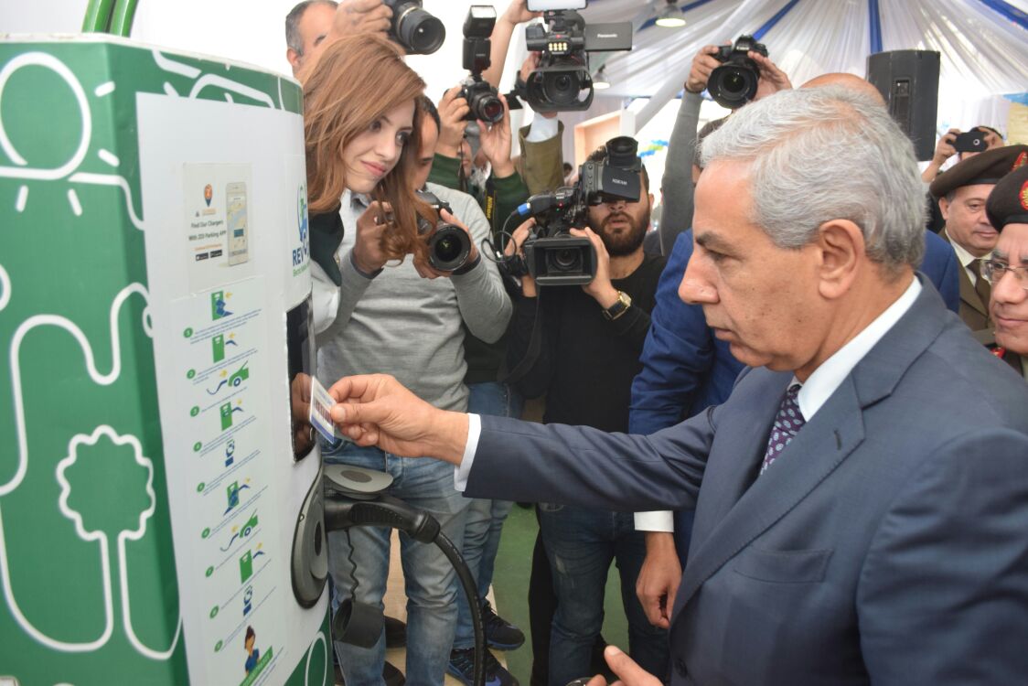 طارق قابيل يفتتح أول شبكة شحن للسيارات الكهربائية فى مصر