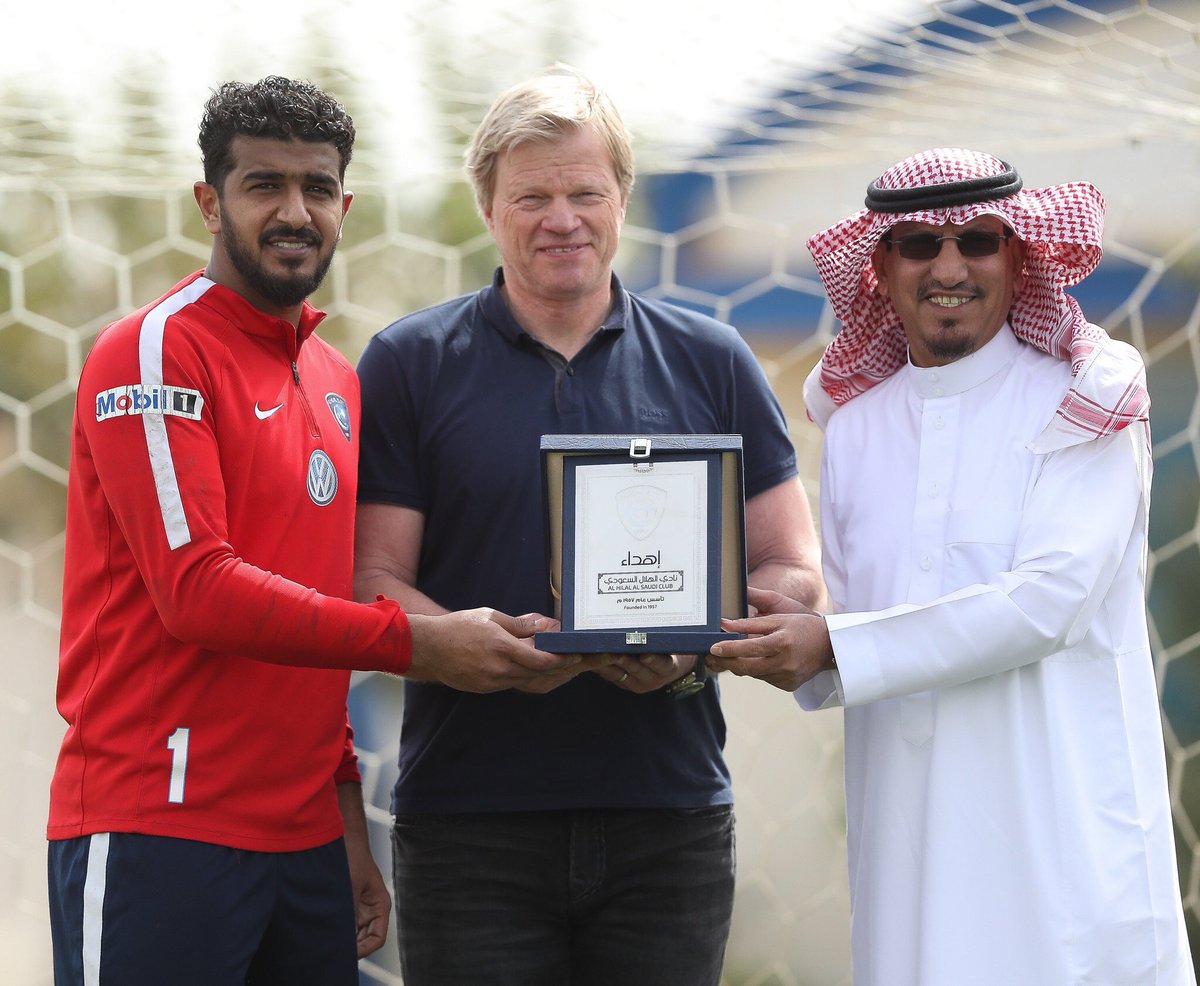 اوليفر كان يتسلم درع من إدارة الهلال