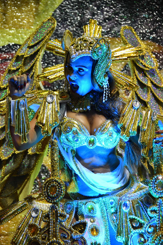اضاءة زرقاء تلون وجه راقصة بكرنفال السامبا بالبرازيل
