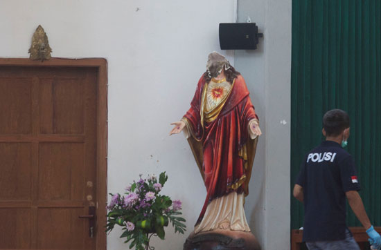 كسر فى تمثال للمسيح عقب هجوم على كنيسة بإندونيسيا