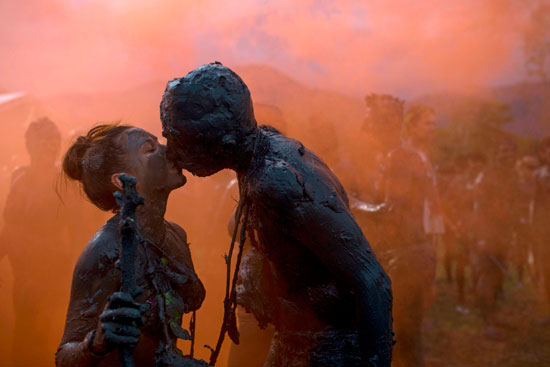 قبلة ساخنة خلال مهرجان الوحل