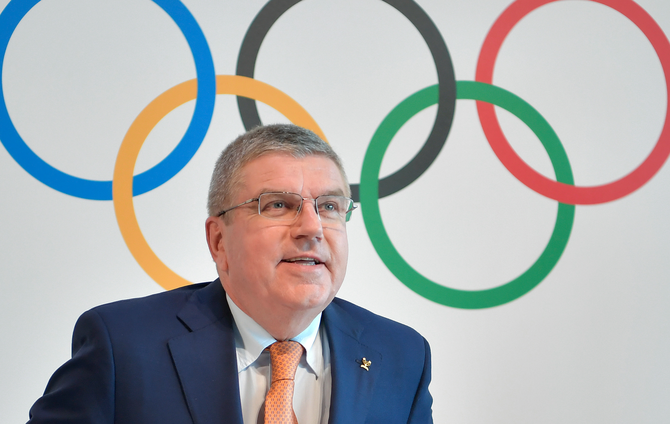 رئيس الاوليمبية الدولية وخلفه دوائر الاوليمبياد