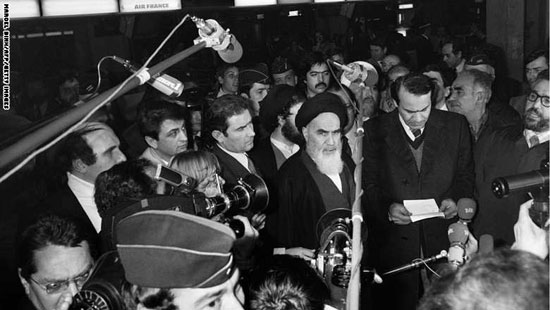 زعيم المعارضة الإسلامية الإيرانية آية الله الخمينى يدلى بتصريح فى مطار رويزى قرب باريس قبيل مغادرته إلى بلاده بعد نجاح الثورة فى الإطاحة بشاه إيران 31 يناير 1979