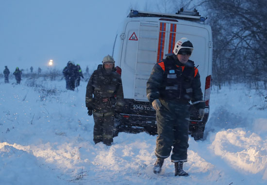 رجال الأمن فى روسيا تتدفق على موقع تحطم الطائرة