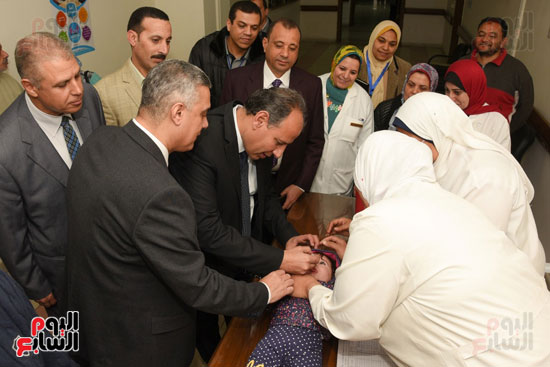 المحافظ يطلق الحملة بتطعيم طفل