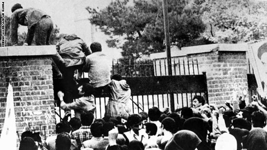 طلاب إيرانيون يتسلقون سور السفارة الأمريكية فى طهران 4 نوفمبر 1979 حيث احتجزوا 52 رهينة لمدة 444 يوما
