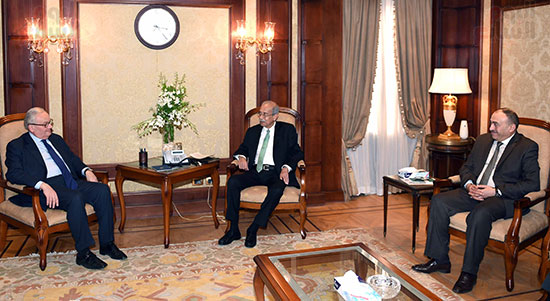 رئيس الوزراء يلتقى السفير الإيطالى بالقاهرة  (3)