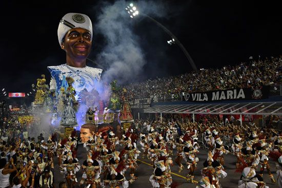 عروض راقصة خلال كرنفال السامبا بالبرازيل