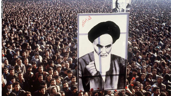متظاهرون إيرانيون يحملون صورة الإمام الخمينى فى تظاهرة بطهران ضد الشاه يناير 1979