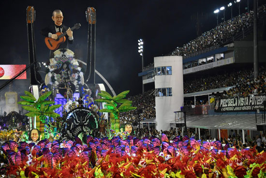مجسم لعازف جيتار فى كرنفال السامبا بالبرازيل