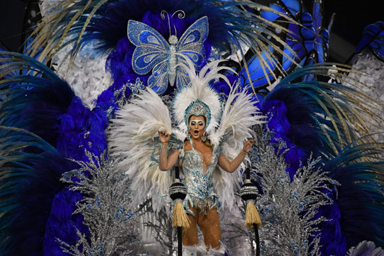 راقصة تتألق فى أزيائها الملون خلال كرنفال السامبا بالبرازيل