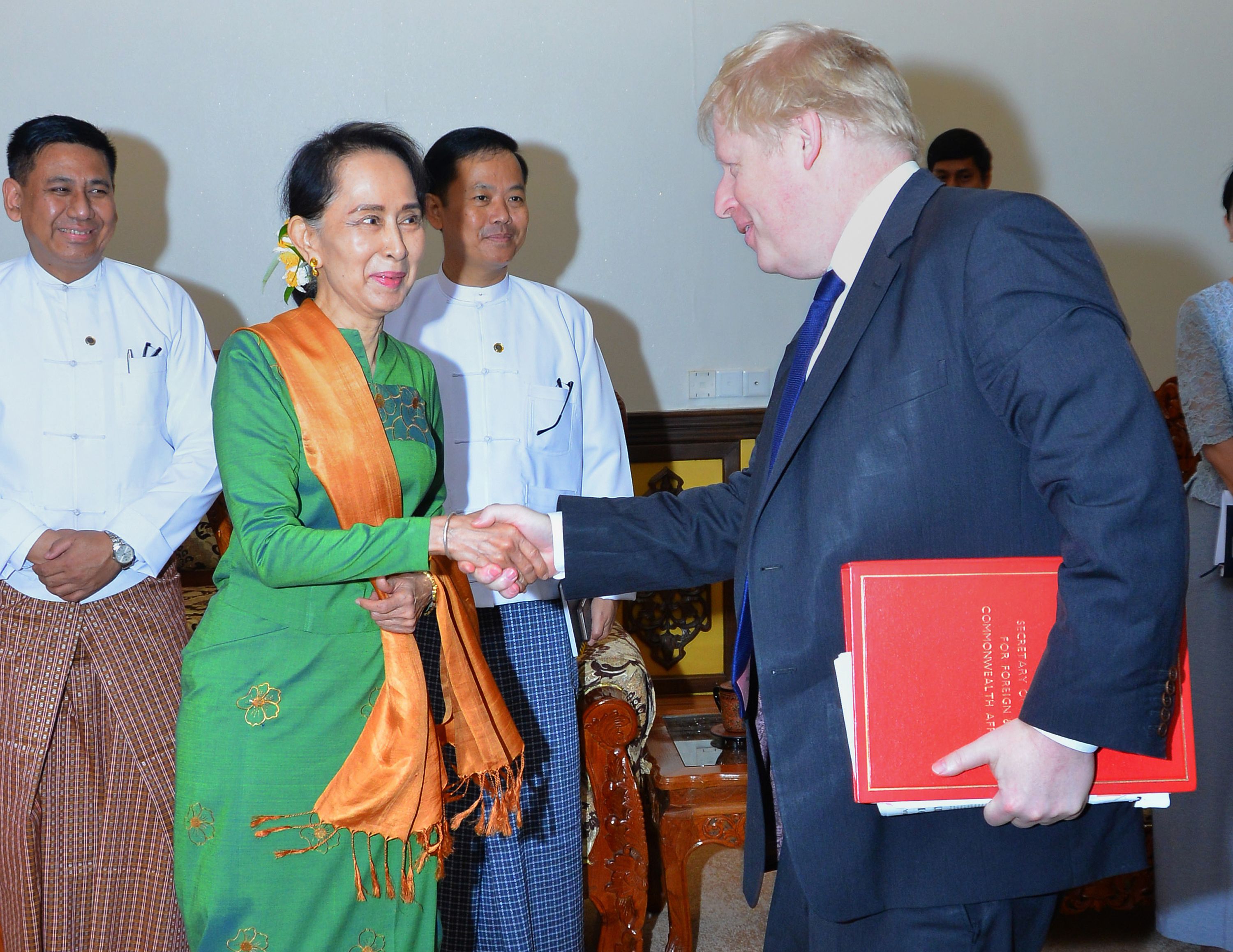 وزير خارجية بريطانيا يلتقى زعيمة ميانمار