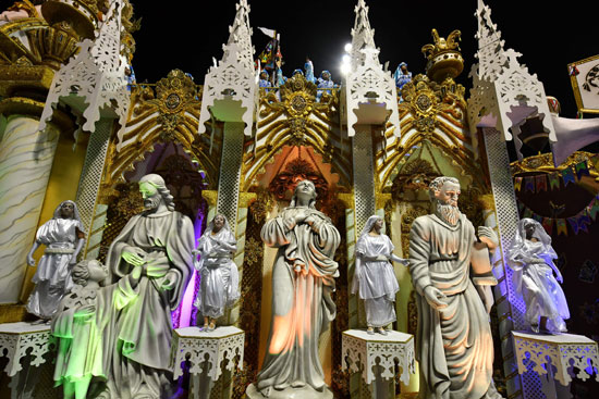 مجسمات لرجال دين فى كرنفال السامبا بالبرازيل