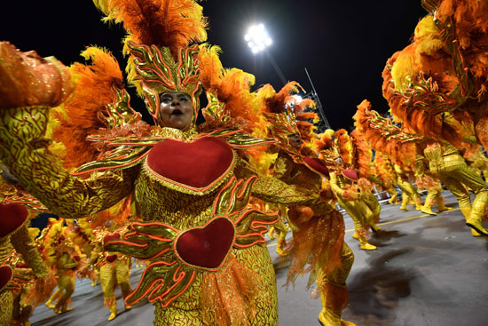 أزياء زاهية لراقصات كرنفال السامبا فى البرازيل