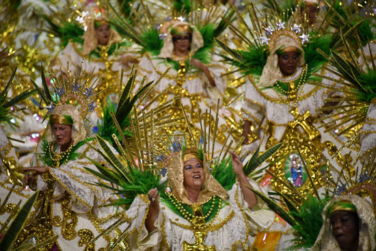راقصات فى أزياء مبهجة تشاركن بكرنفال السامبا بالبرازيل