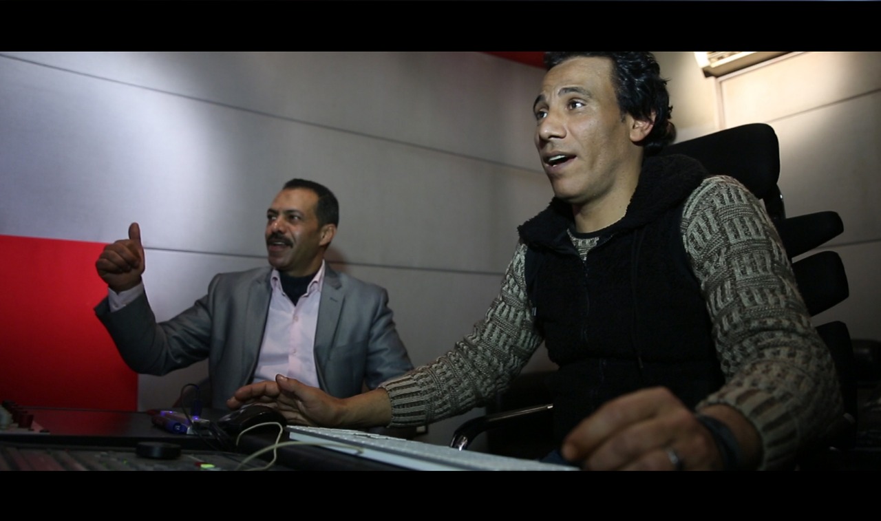 3 المقدم سمير صفوت أثناء تسجيل أغنية قولها يا مصرى