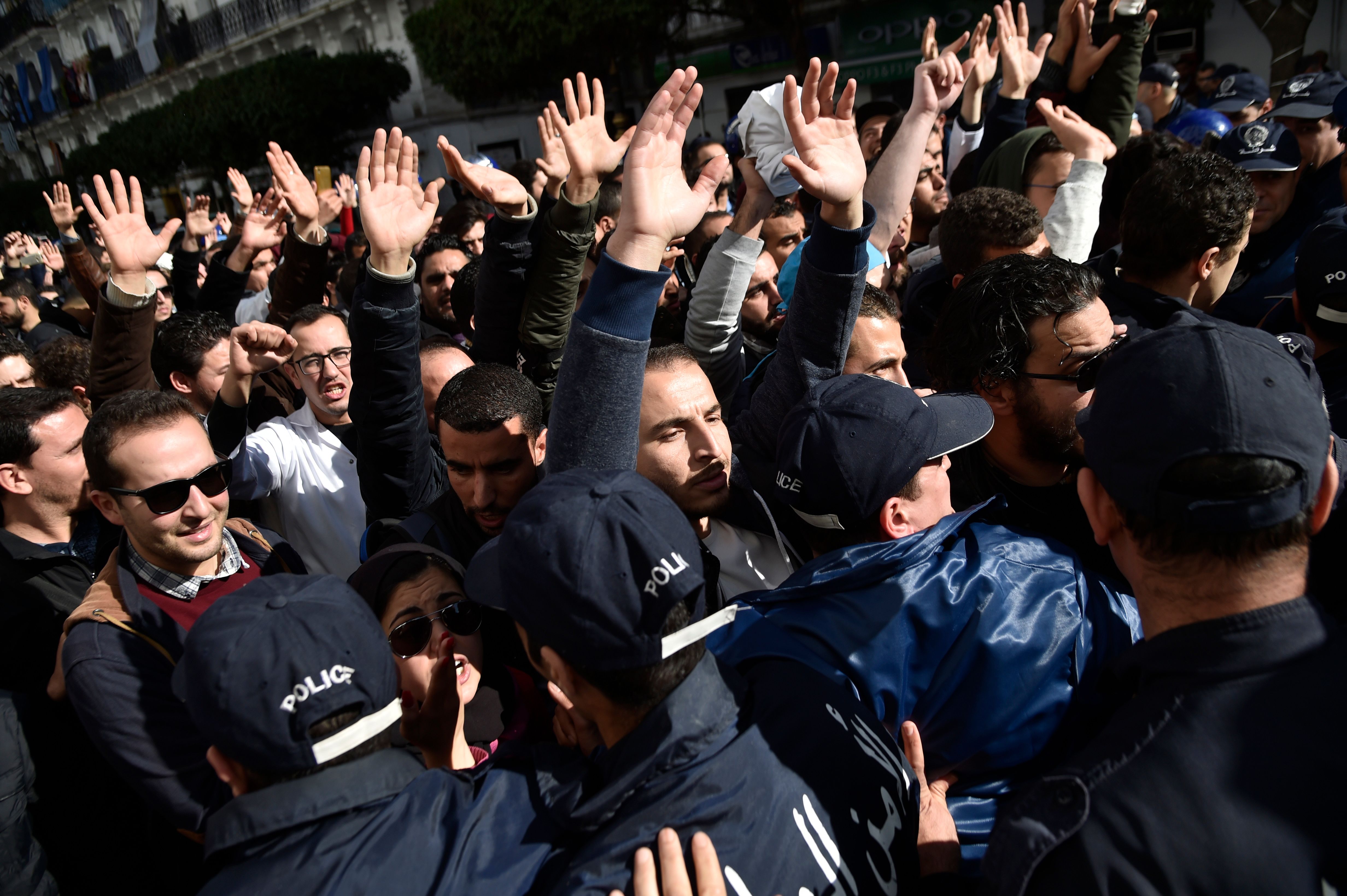 الأطباء يتظاهرون مجددا فى الجزائر احتجاجا على قانون الخدمة الإلزامية