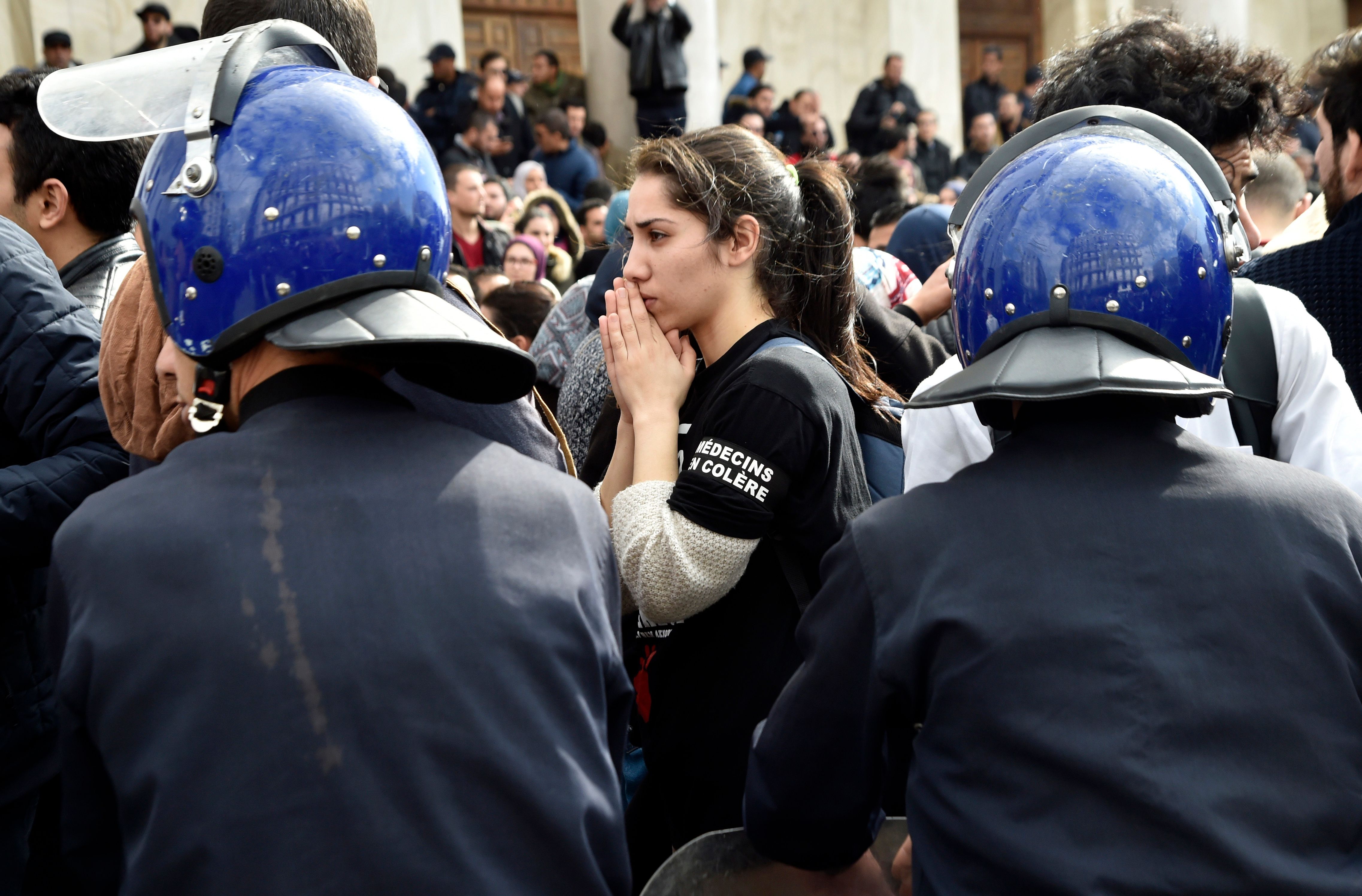 الشرطة الجزائرية تحيط بالمتظاهرين