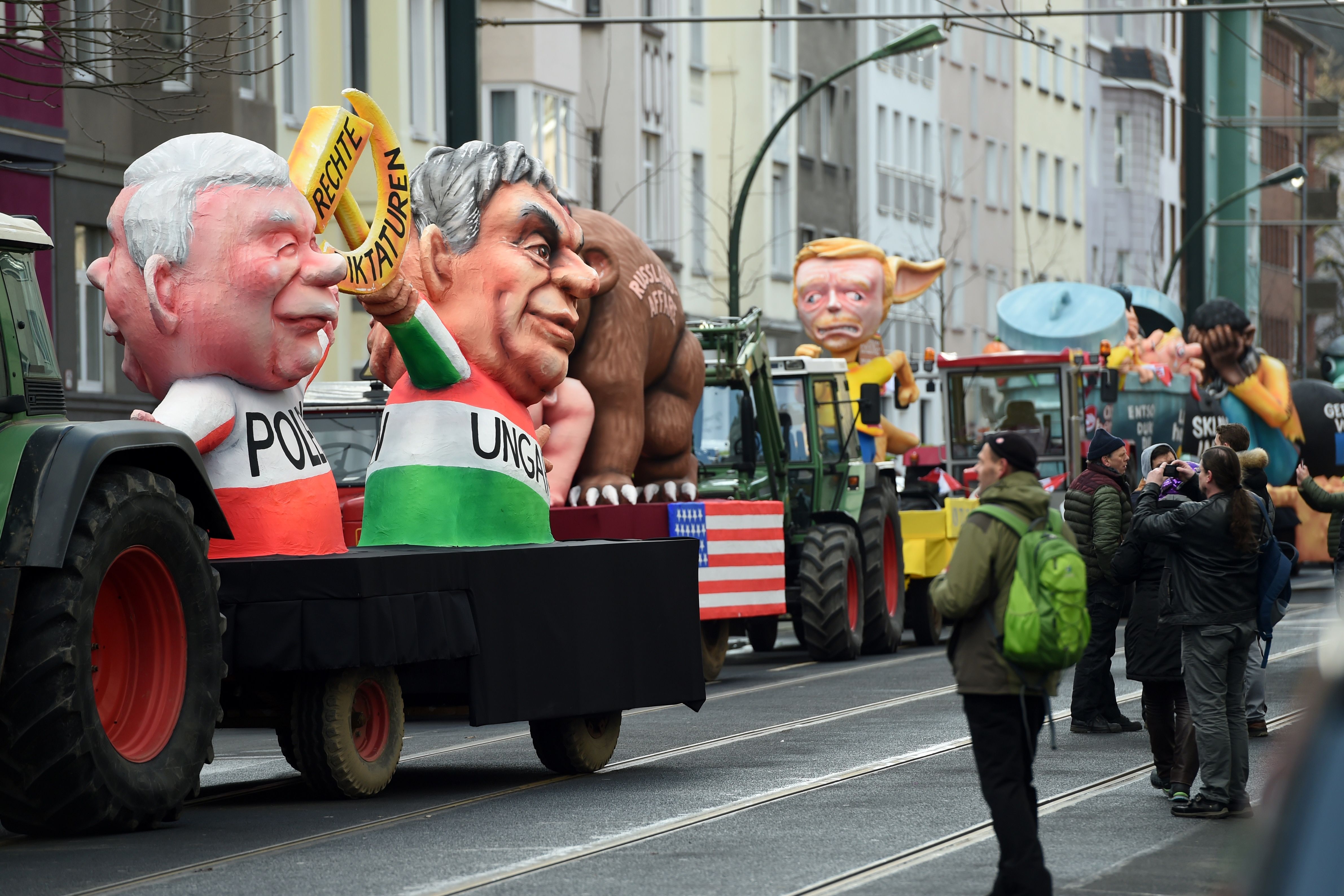 الرئيس البولندي والرئيس المجري  يحمل مطرقة
