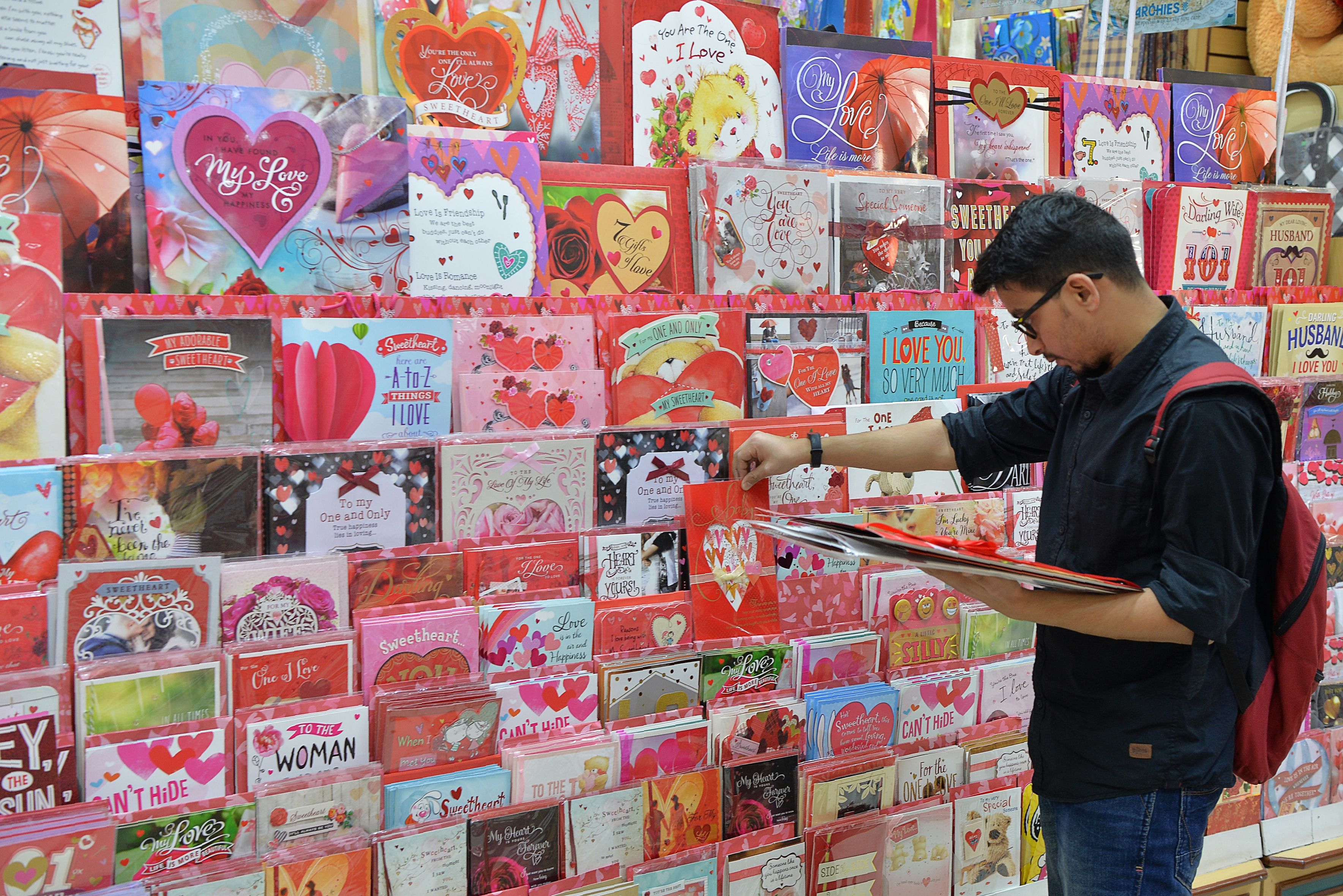 متجر فى الهند يتزين بعبارات الحب استعدادا لعيد الحب