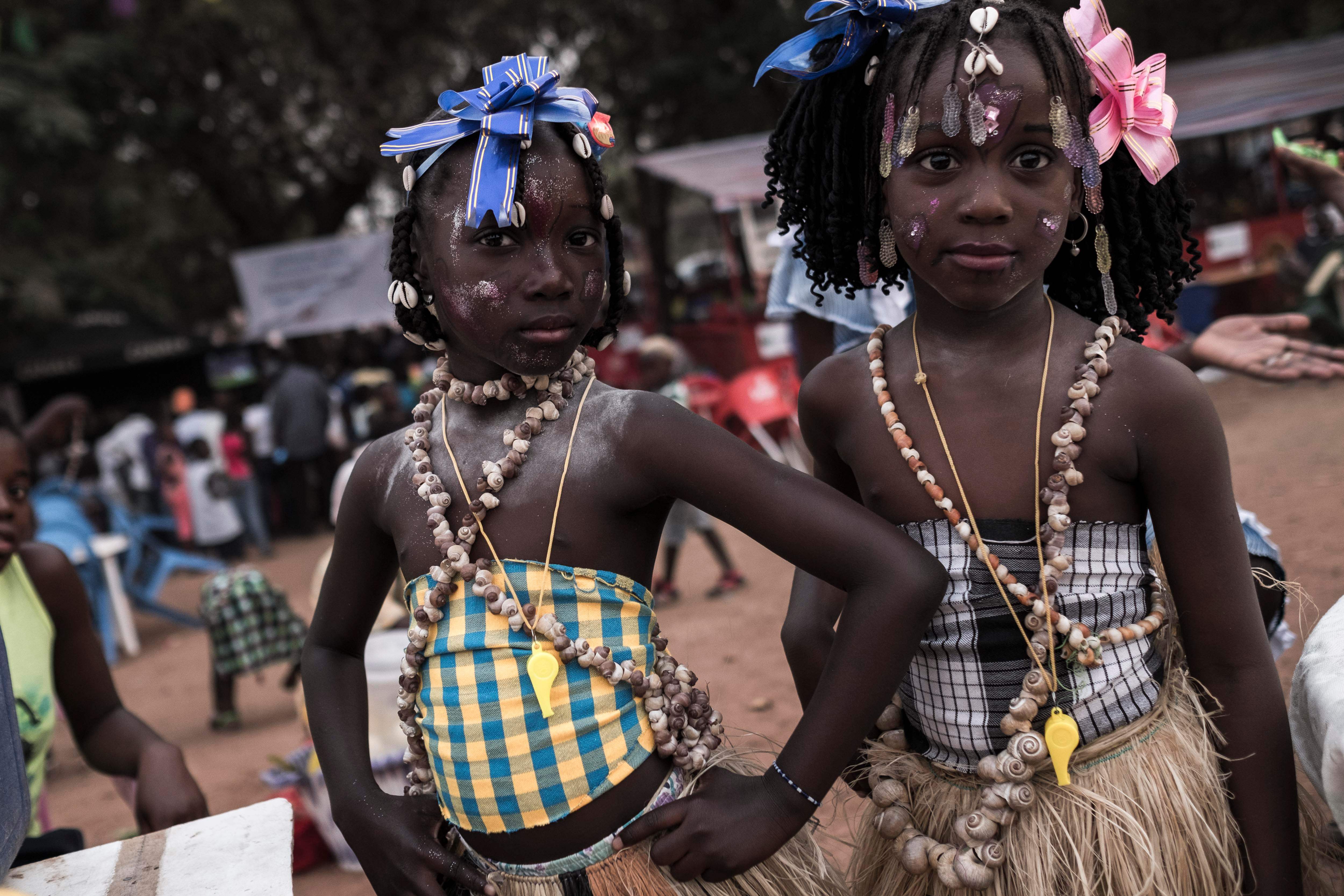 أطفال مشاركين في كرنفال غينيا