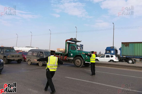 رجال المرور يوزعون كتيبات للتوعية بالقيادة السليمة على الطرق (4)