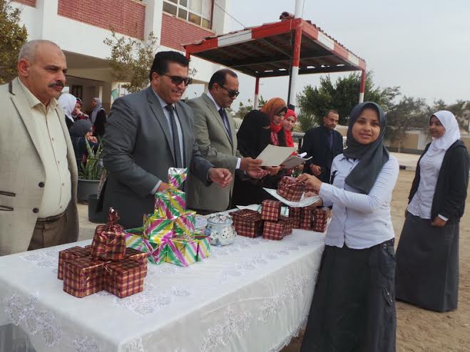محمد عقل وكيل وزارة التربية والتعليم بجنوب سيناء اثناء تكريم الطالبات