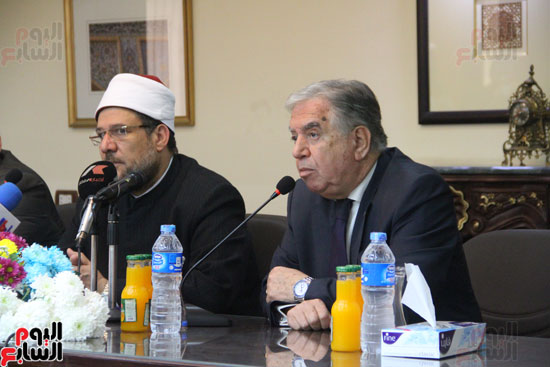 محمد مختار جمعة وزير الأوقاف مع الأئمة المرشحين لمنحة الماجستير (9)