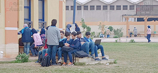  الطلاب يجلسون في الفناء