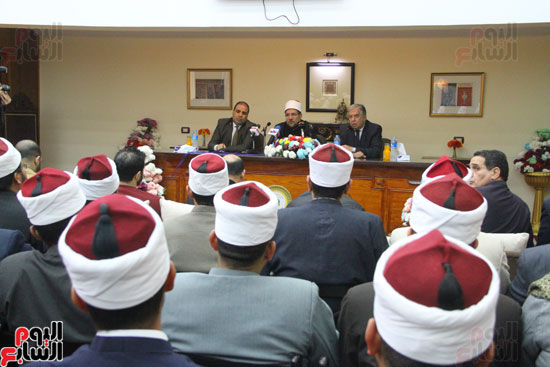 محمد مختار جمعة وزير الأوقاف مع الأئمة المرشحين لمنحة الماجستير (7)