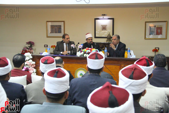 محمد مختار جمعة وزير الأوقاف مع الأئمة المرشحين لمنحة الماجستير (6)