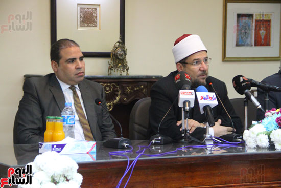 محمد مختار جمعة وزير الأوقاف مع الأئمة المرشحين لمنحة الماجستير (27)