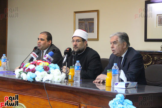 محمد مختار جمعة وزير الأوقاف مع الأئمة المرشحين لمنحة الماجستير (1)