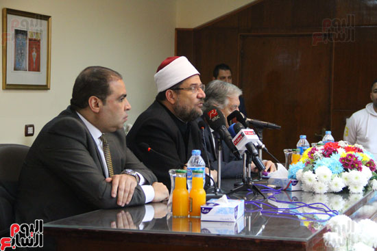 محمد مختار جمعة وزير الأوقاف مع الأئمة المرشحين لمنحة الماجستير (29)
