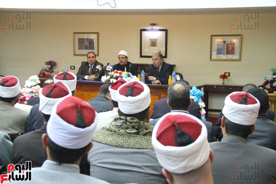 محمد مختار جمعة وزير الأوقاف مع الأئمة المرشحين لمنحة الماجستير (10)