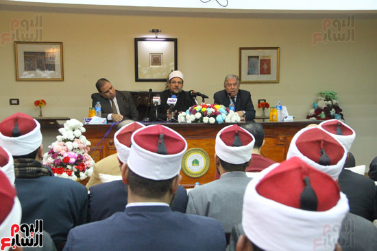 محمد مختار جمعة وزير الأوقاف مع الأئمة المرشحين لمنحة الماجستير (21)