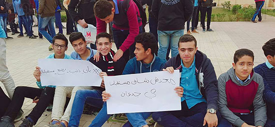  لافتات طلاب مدرسة المتفوقين بكفر الشيخ