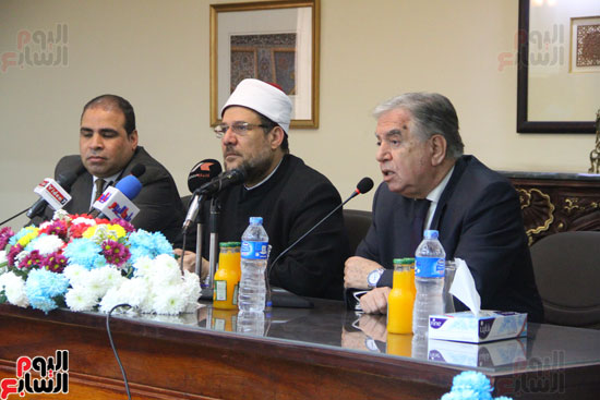 محمد مختار جمعة وزير الأوقاف مع الأئمة المرشحين لمنحة الماجستير (8)