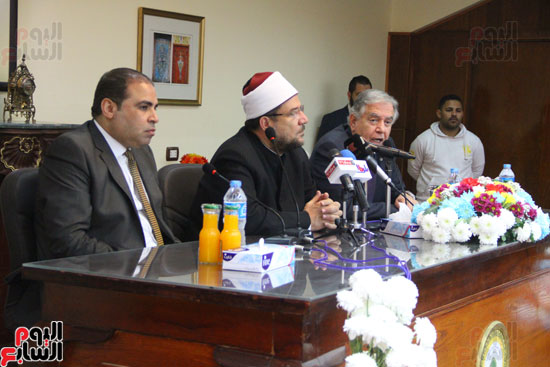 محمد مختار جمعة وزير الأوقاف مع الأئمة المرشحين لمنحة الماجستير (18)