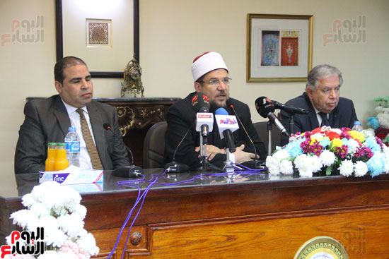 محمد مختار جمعة وزير الأوقاف مع الأئمة المرشحين لمنحة الماجستير (25)