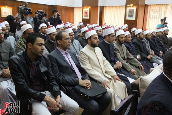 محمد مختار جمعة وزير الأوقاف مع الأئمة المرشحين لمنحة الماجستير (2)