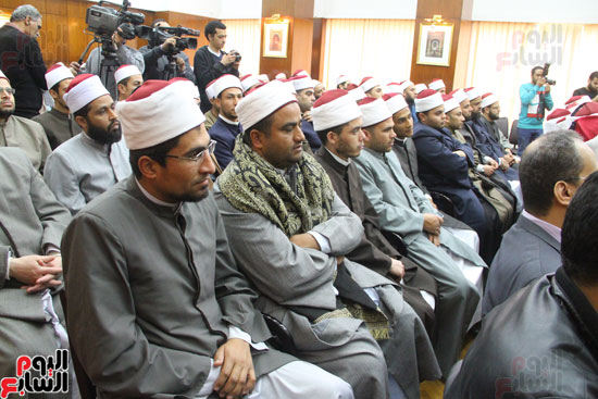 محمد مختار جمعة وزير الأوقاف مع الأئمة المرشحين لمنحة الماجستير (3)