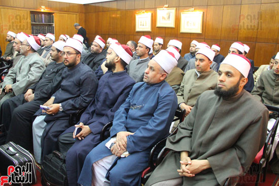 محمد مختار جمعة وزير الأوقاف مع الأئمة المرشحين لمنحة الماجستير (20)