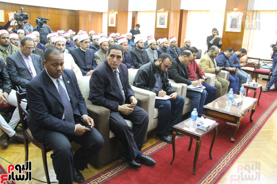 محمد مختار جمعة وزير الأوقاف مع الأئمة المرشحين لمنحة الماجستير (11)