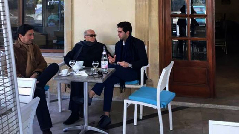 الرئيس التونسي جالسًا في مقهى شعبى
