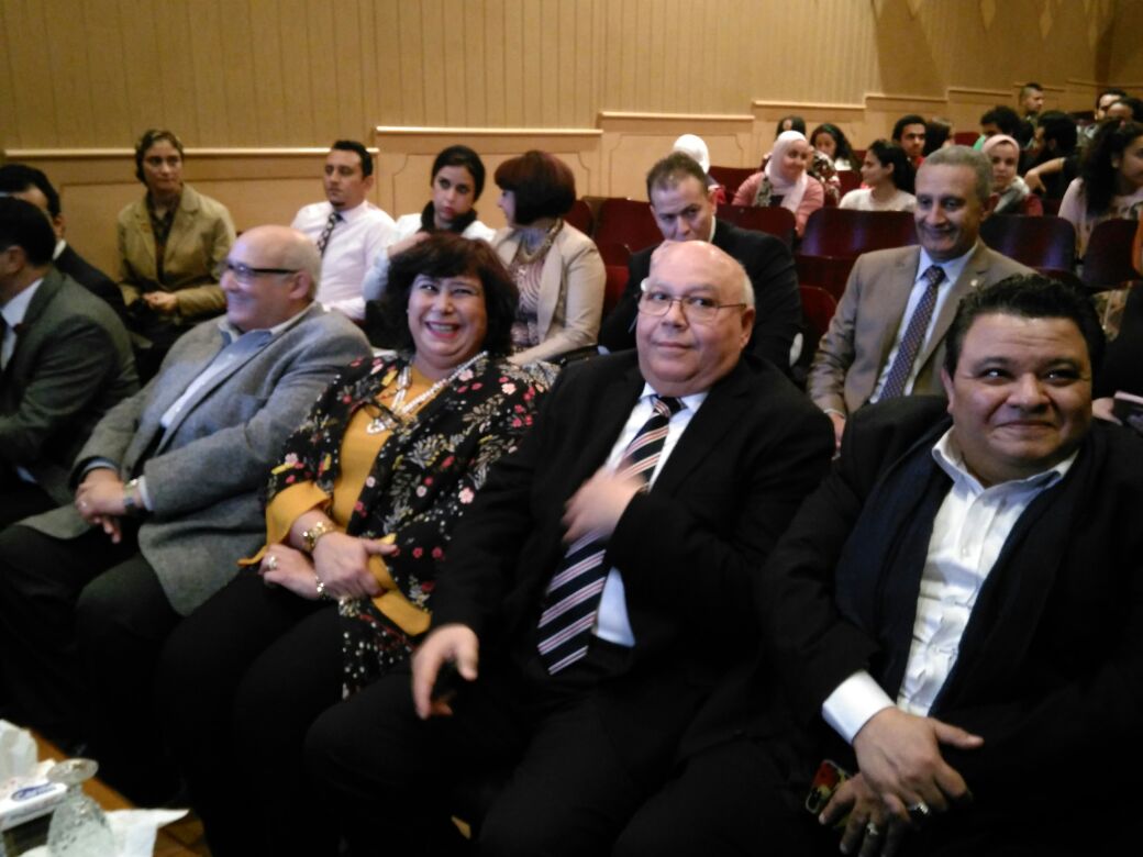 وزيرة الثقافة ورئيس جامعة عين شمس خلال العرض المسرحى