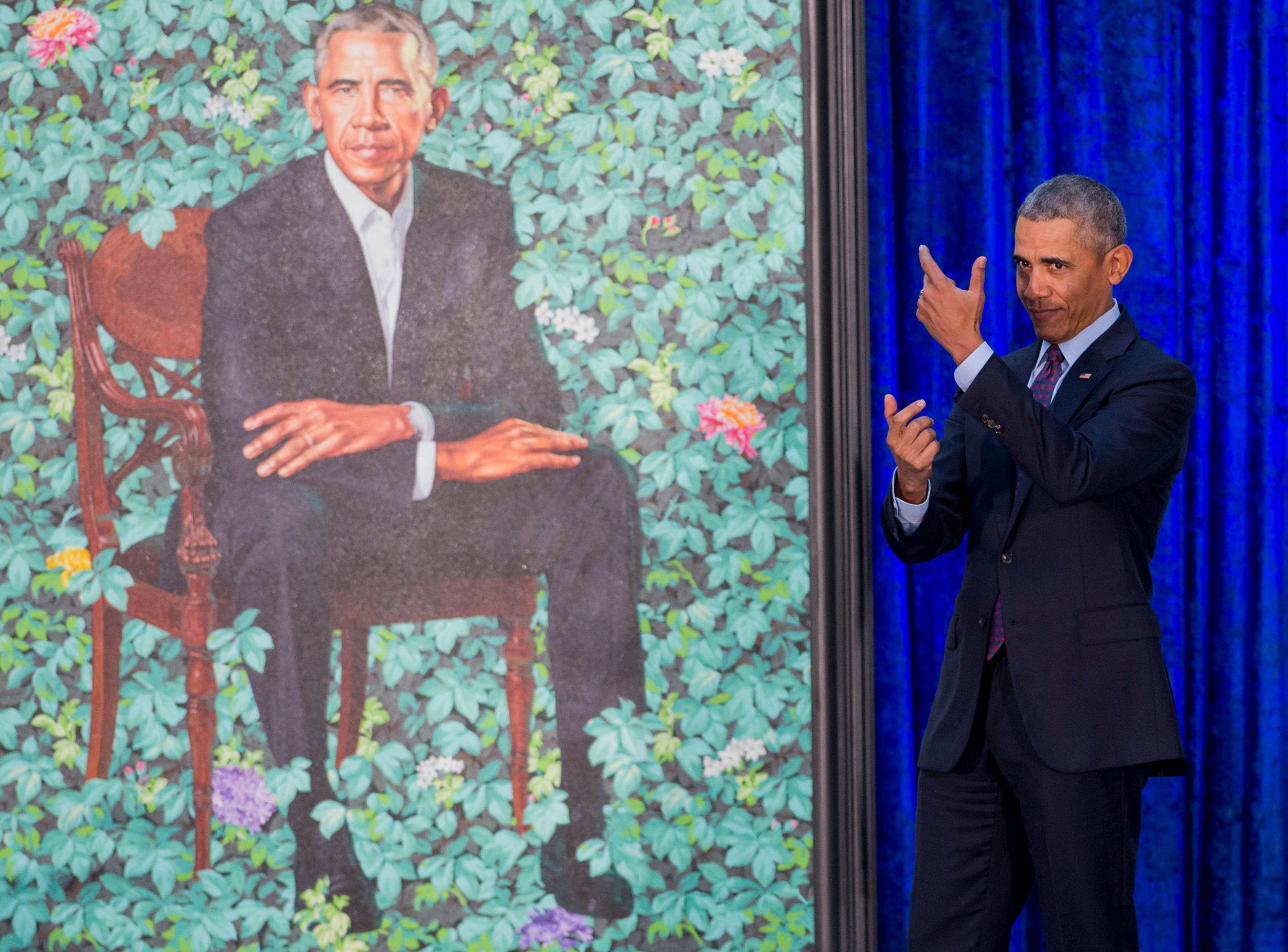 أوباما يقف بجوار لوحته الزيتية