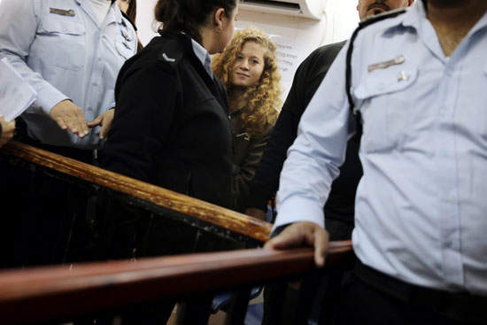 الشرطة الإسرائيلية تقود عهد التميمى للمحاكمة